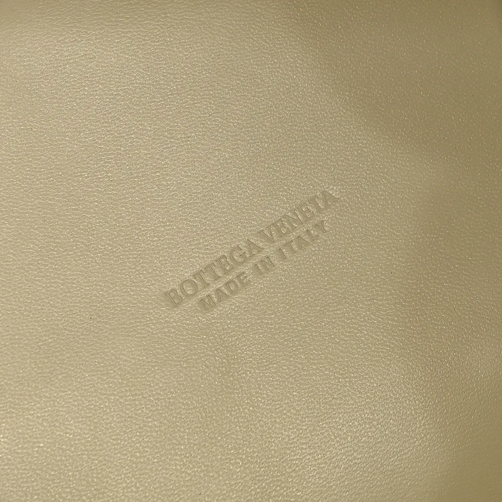 Batch 2660 24 early autumn new model Andiamo Parachute is made of a whole piece of woven leather and is processed with folding stitching at the four corners # Craftsmanship and creativity. Large size is atmospheric and practical. One of the must-selects for BV. Large space, can hold a computer, thick shoulder strap, very comfortable on the shoulder. Large parachute upper body real photo can be carried on the back. The upper body is versatile and cute☺️ Style number: 6571 Size: 30*26*20cm